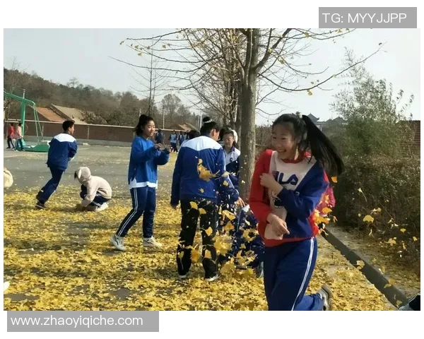 阳光明媚的下午我们在操场上享受快乐的体育课时光